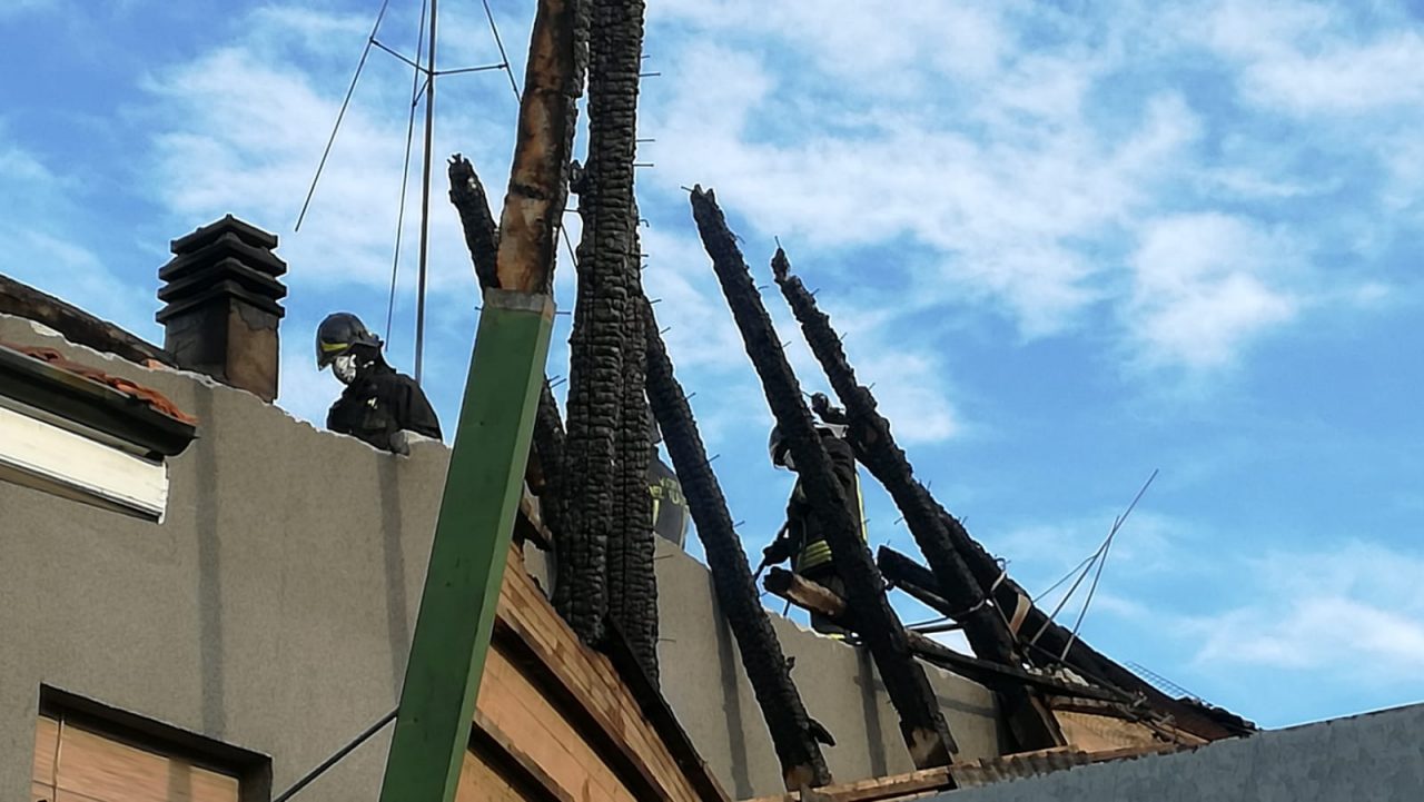 A fuoco il tetto di una casa a Forno Canavese, danni ingenti | FOTO