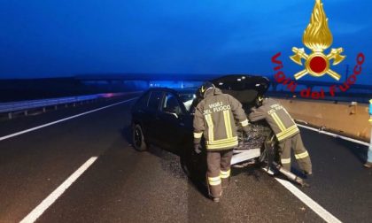 Auto contro il guard rail sull’autostrada A4