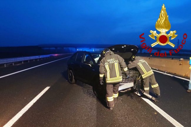 Auto contro il guard rail sull’autostrada A4