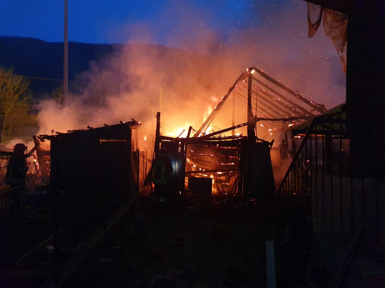 A fuoco baracche vicino alla stazione