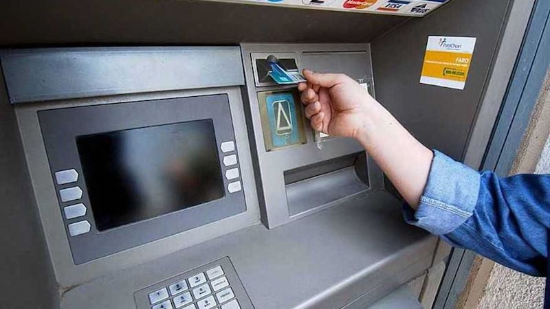 Venaria: Mentre preleva al bancomat gli rubano l’auto