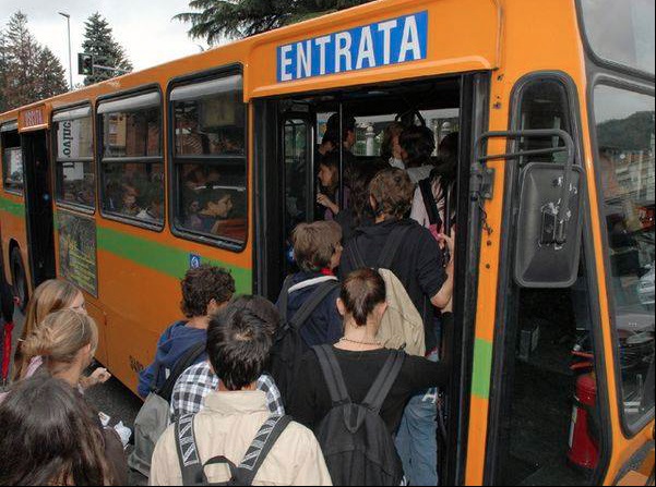 Ciriè: i bus per raggiungere le scuole Superiori sono troppo pochi