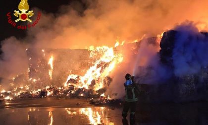 Azienda per riciclo carta in fiamme: pompieri in azione da ore