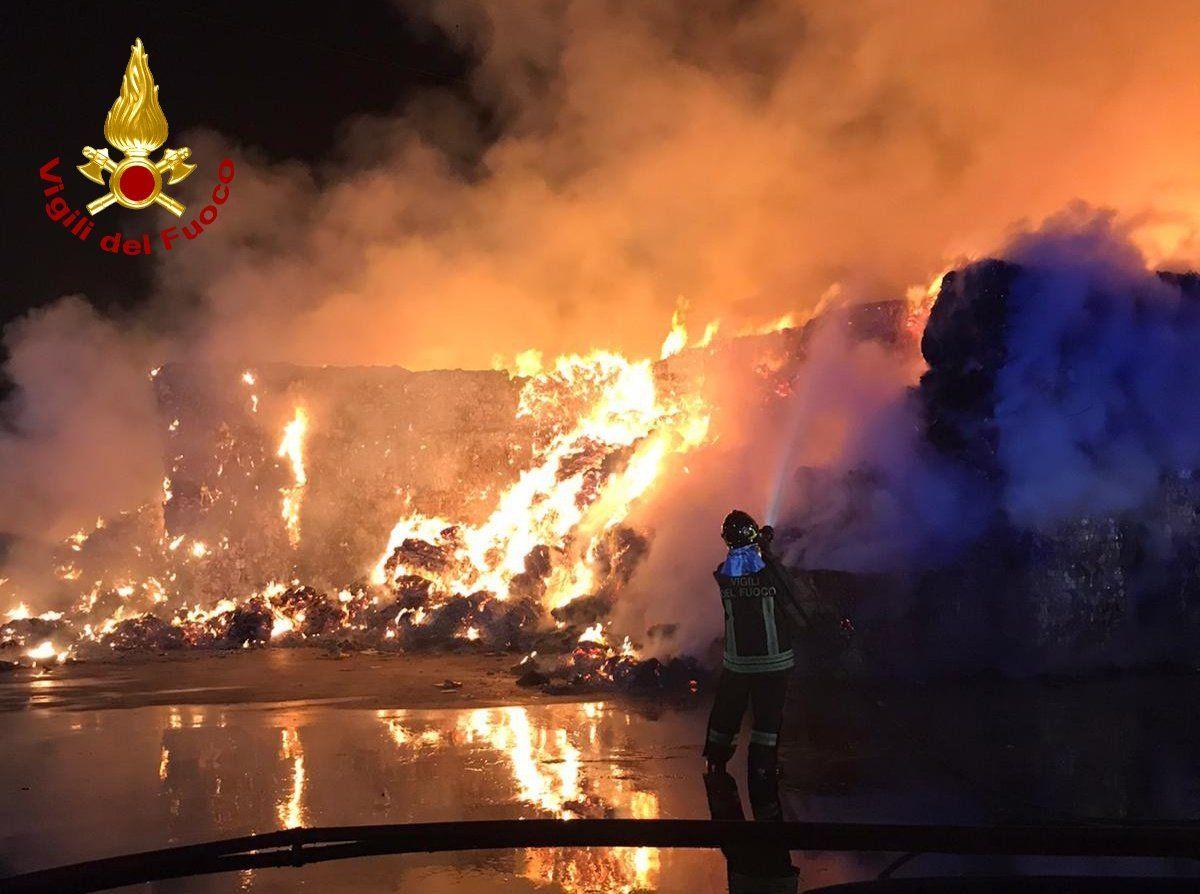 Azienda per riciclo carta in fiamme: pompieri in azione da ore