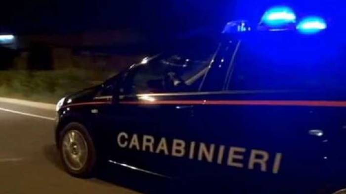 Incendia lo zerbino di una coppia di amici per vendicarsi dopo un litigio