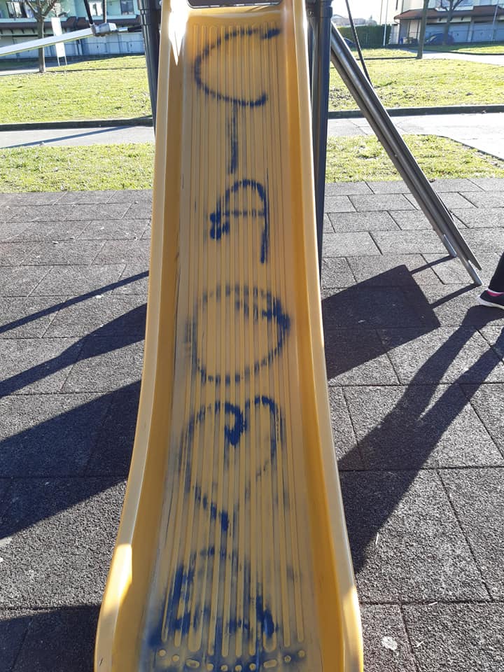 San Maurizio, individuati i vandali del parco giochi: le famiglie risarciranno il Comune e i privati
