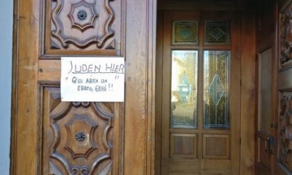 Cartello fuori dalla chiesa: "Qui abita un ebreo, Gesù"