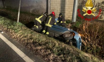 Con l'auto nel fosso, donna salvata dai vigili del fuoco