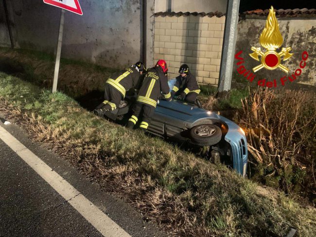 Con l’auto nel fosso, donna salvata dai vigili del fuoco