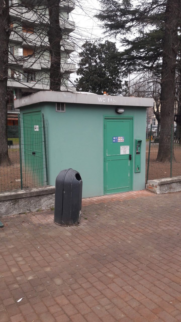 Polemica a Cuorgnè: al centro i bagni pubblici di piazza Martiri
