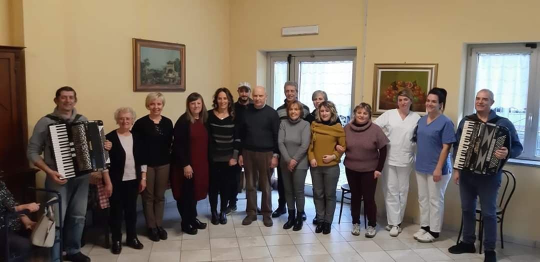 L’associazione «Sparone nel Cuore» acquista un nuovo letto per la Casa di Riposo Giachino