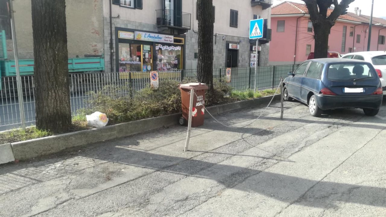Rifiuti scaricati nei bidoni dell’asilo cittadino
