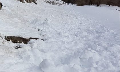 Snowboarder deceduto durante un fuoripista: la tragedia nel verbano