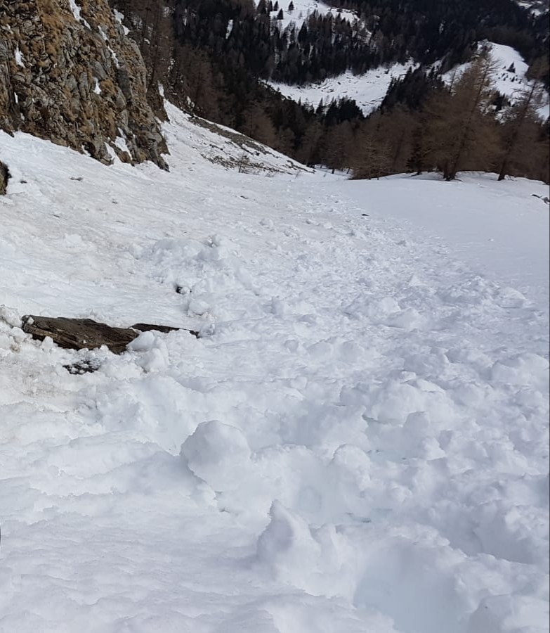 Snowboarder deceduto durante un fuoripista: la tragedia nel verbano