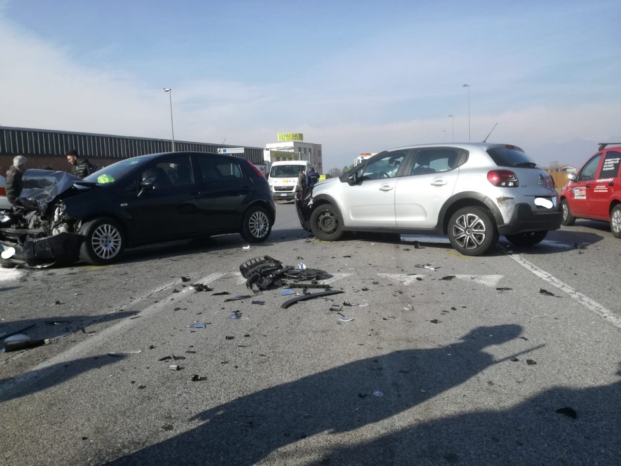 Scontro frontale a Caselle, due feriti