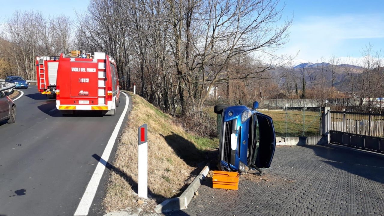 Auto si ribalta e esce fuori strada, una donna ferita