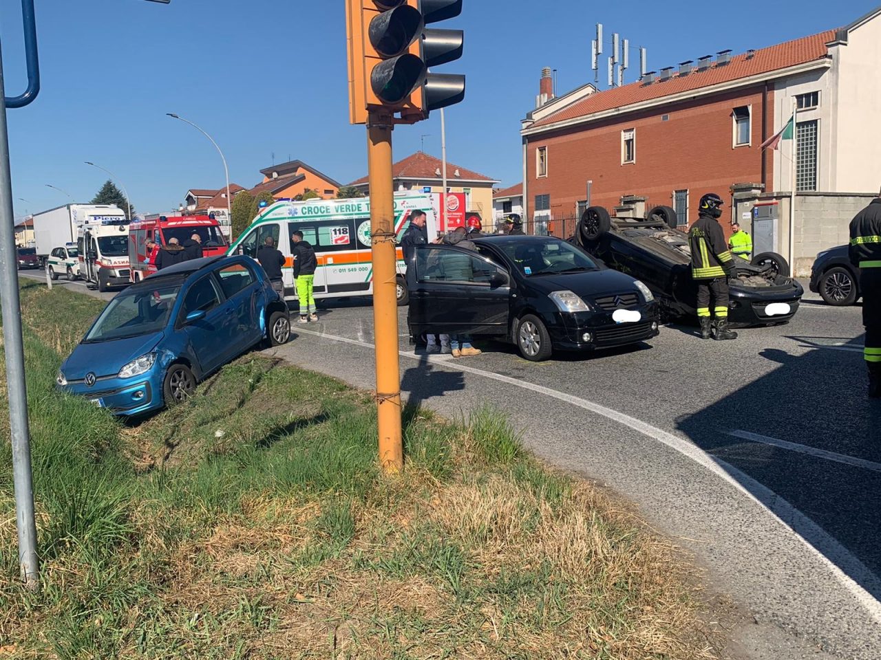 Incidente a Caselle, quattro auto coinvolte