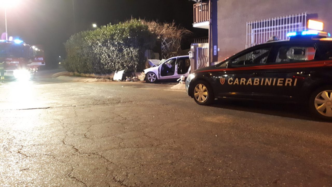 Auto si schianta nella notte: un morto e tre feriti, uno è grave