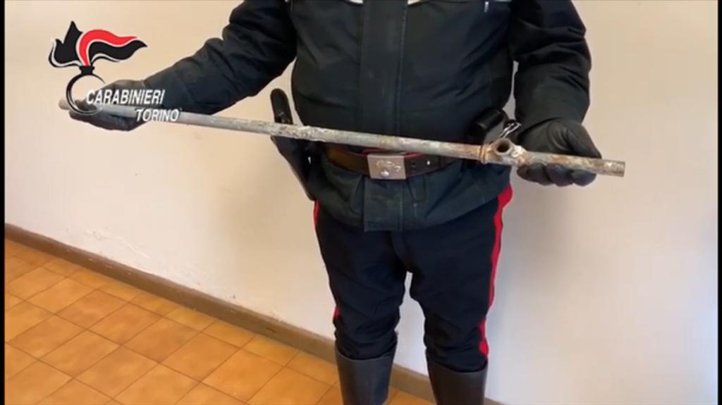 Avventore aggredisce commerciante con una spranga: si rifiuta di pagare il sacchetto di plastica