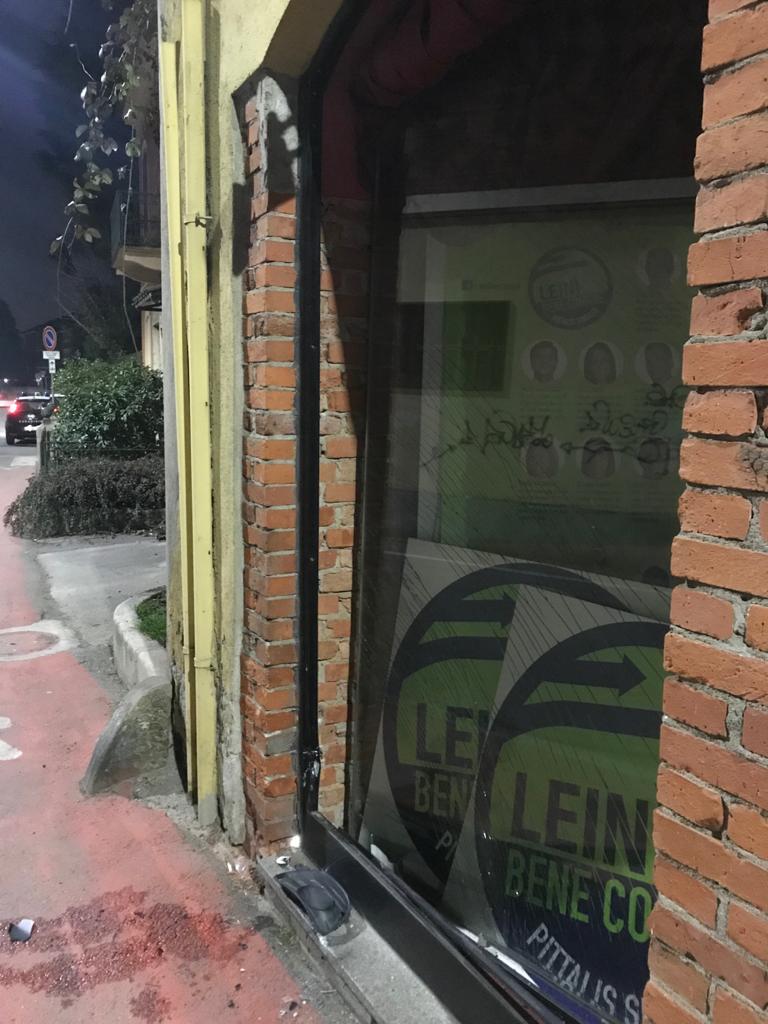 Auto sfonda vetrina alla guida uomo ubriaco