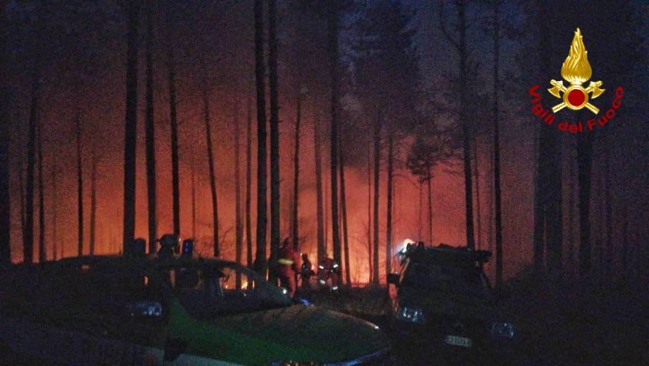 Incendio boschivo al Almese, diverse squadre dei vigili del fuoco impegnate | FOTO