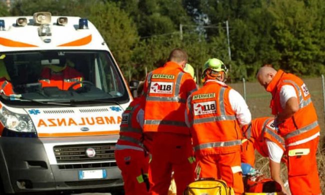 Sfonda la testa alla moglie con il ferro da stiro e poi si taglia la gola