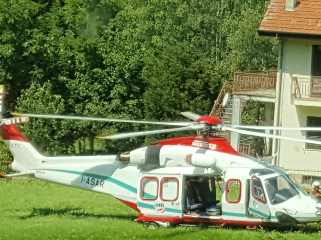 Tenta di spegnere le fiamme ma resta ustionato