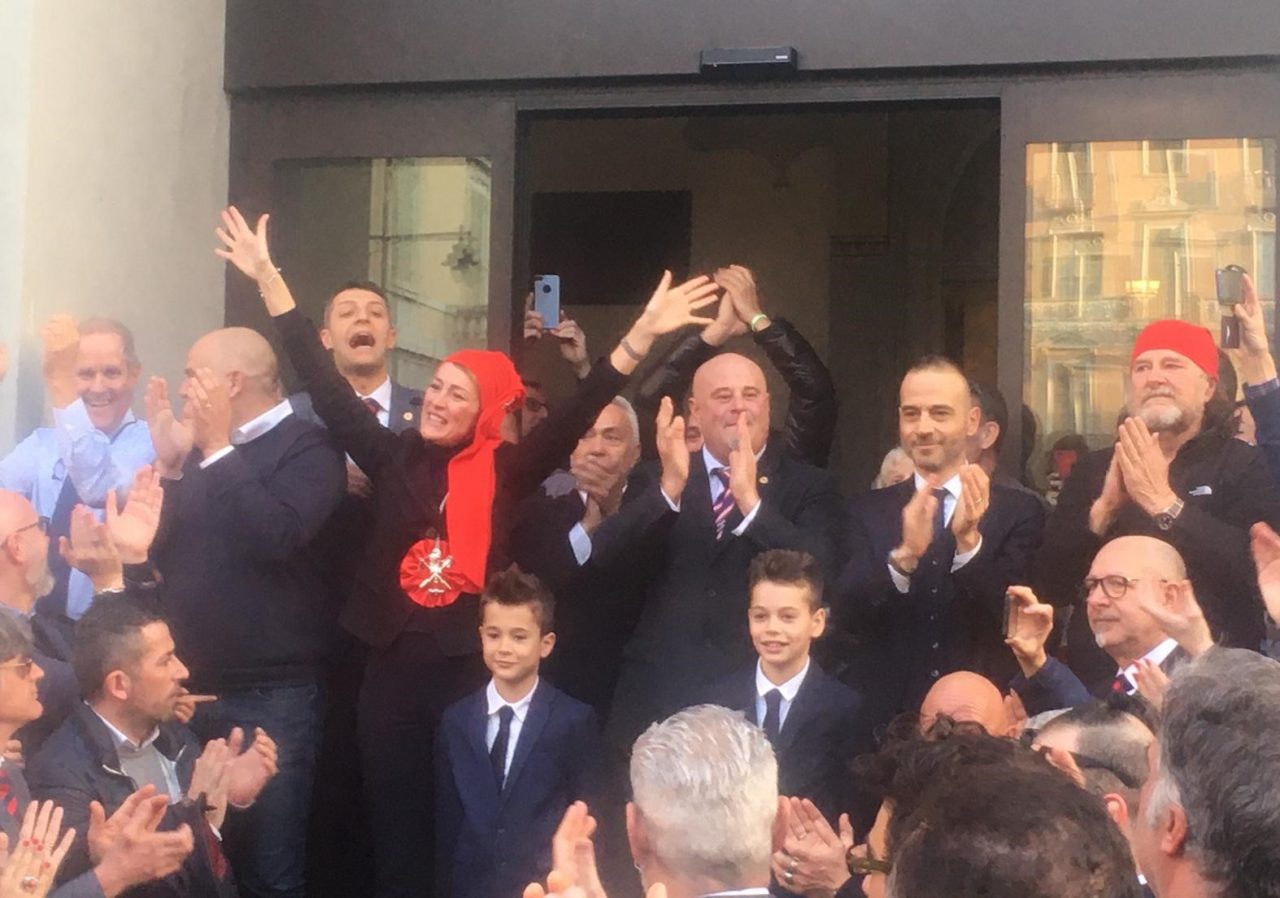 Carnevale di Ivrea: sfilata improvvisata oggi in barba al divieto, sindaco contestato per “disobbedienza” | VIDEO