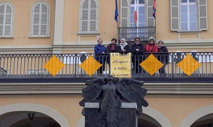 Un cartello dedicato a tutte le donne non solo per l'8 Marzo