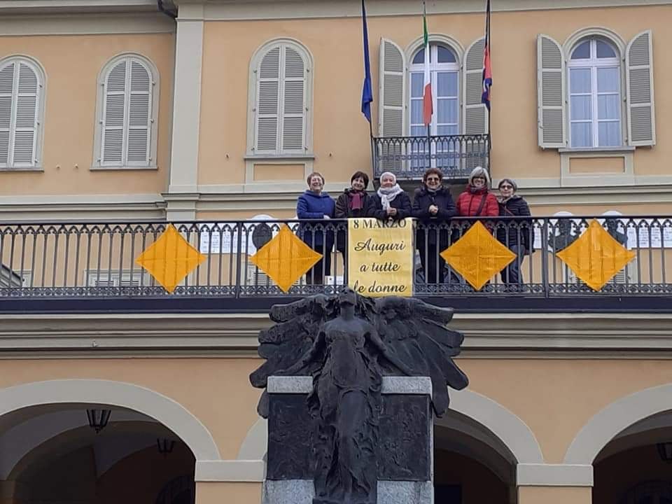 Un cartello dedicato a tutte le donne non solo per l’8 Marzo