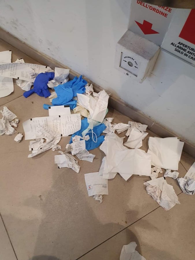 Immondizia nell’androne del bancomat a Favria, il sindaco Bellone infuriato