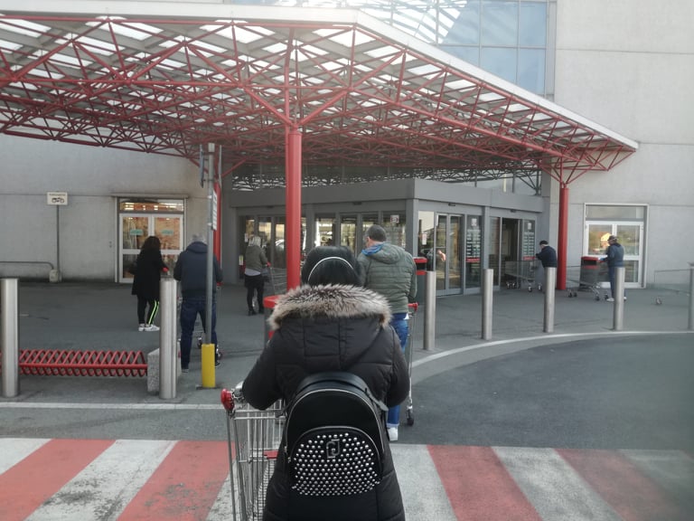 Ancora code fuori dai supermercati del Ciriacese