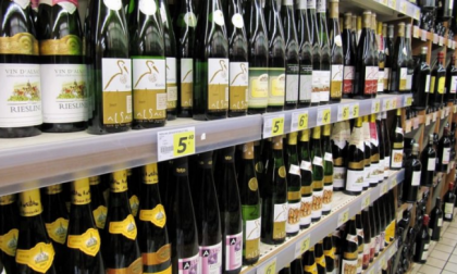 Al supermercato compra solo vino: multato