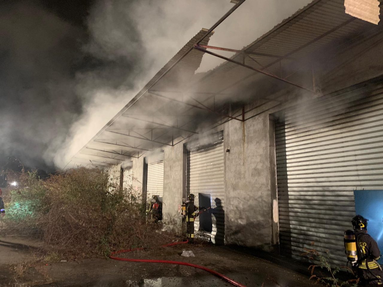 Incendio in  ex deposito commerciale vicino alla stazione