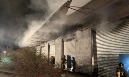 Incendio in  ex deposito commerciale vicino alla stazione