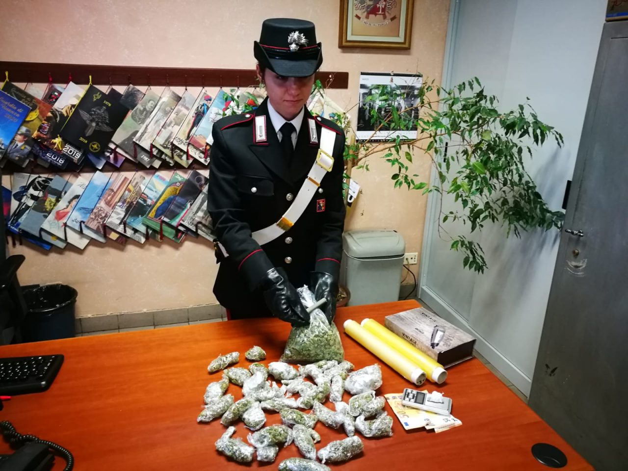 Butta la droga nella spazzatura, arrestato dai carabinieri