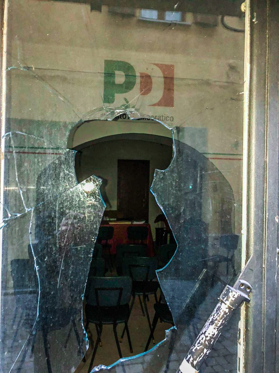 Attacco vandalico alla sede Pd del Canavese. IL VIDEO
