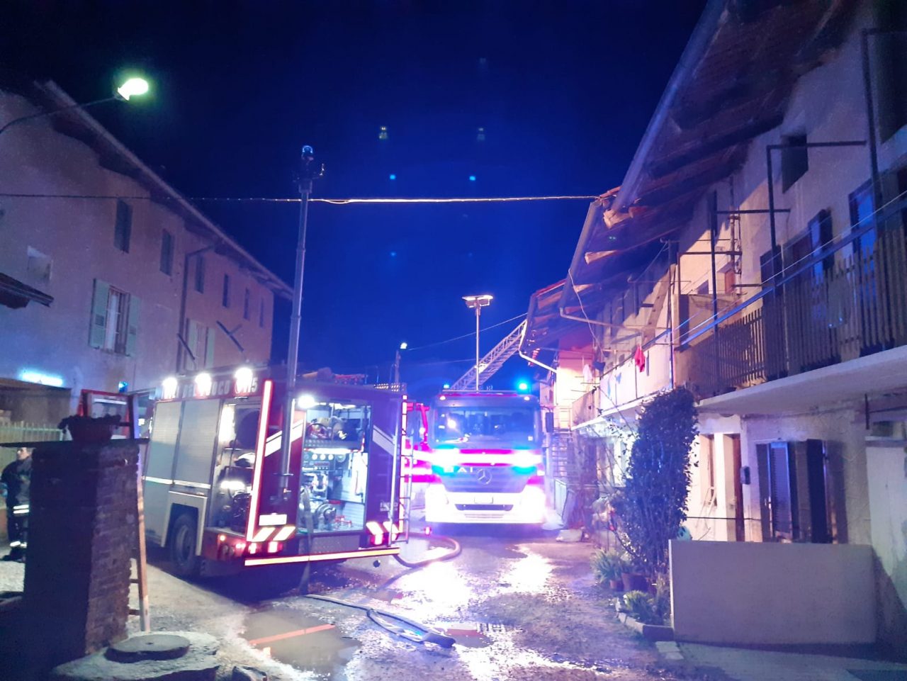 Tetto a fuoco a Ivrea nella notte | FOTO