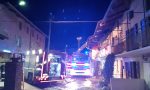 Tetto a fuoco a Ivrea nella notte | FOTO