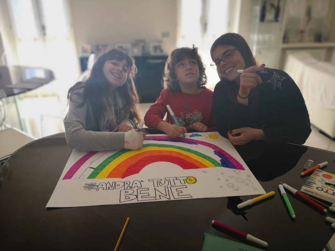Andrà tutto bene mandaci le foto dei disegni o degli striscioni. LE FOTO