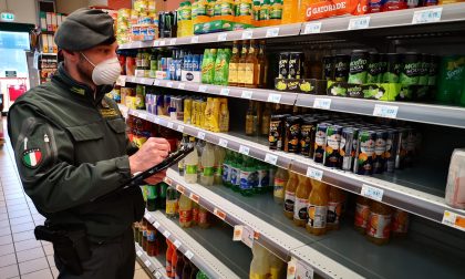 Coronavirus, controlli della Finanza nei supermercati: rincari del 200% | FOTO