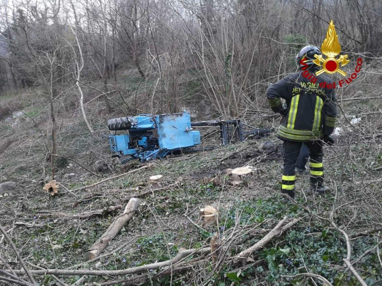 Conducente di un trattore sbalzato in un dirupo