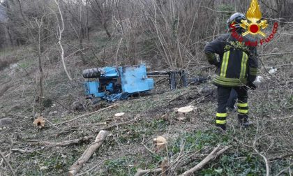 Conducente di un trattore sbalzato in un dirupo