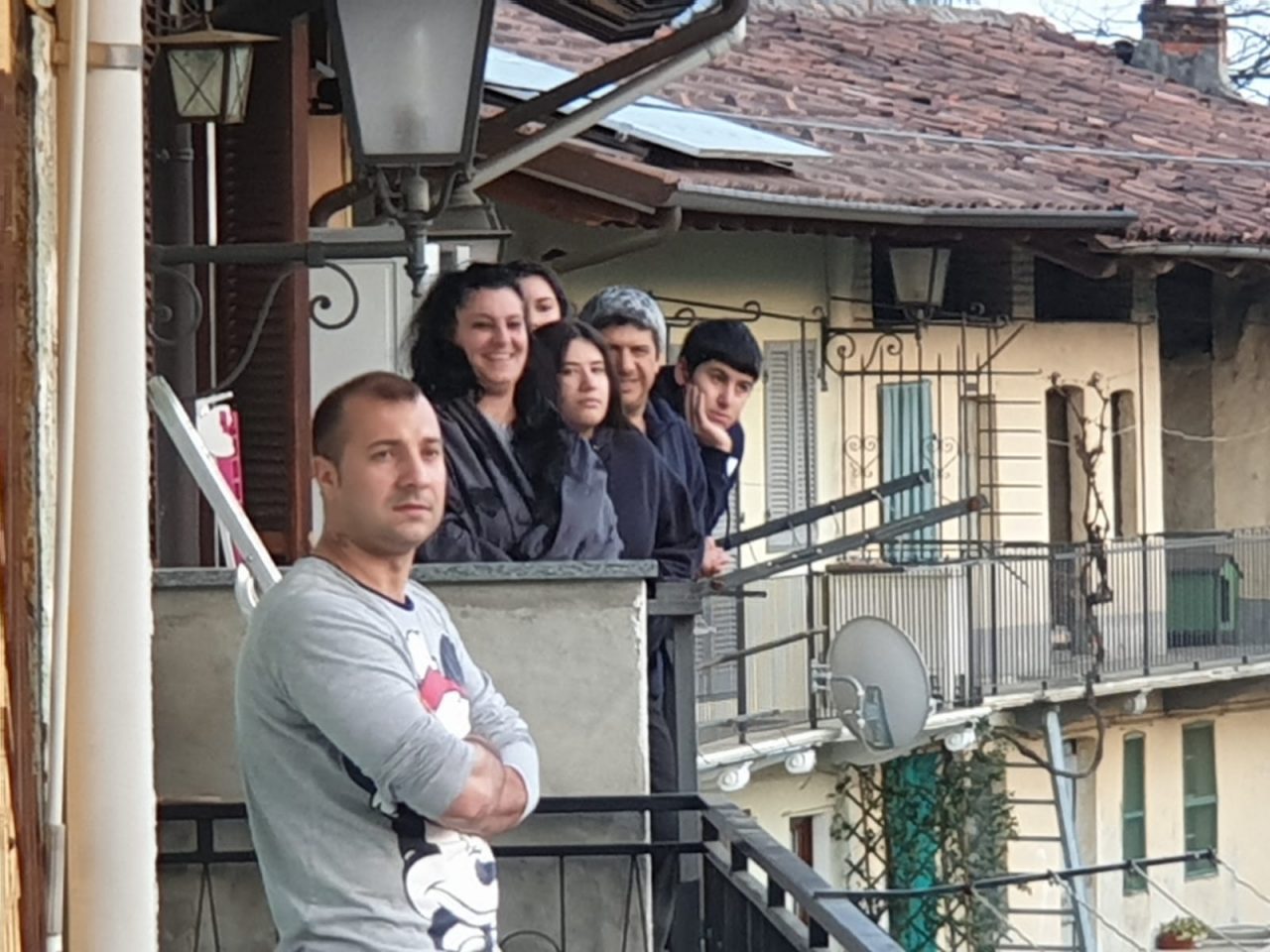 Appuntamento giornaliero con il “Flash mob”  dai balconi a Fiano