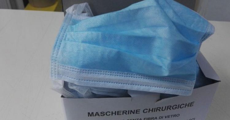 Vende mascherine fuori dalla farmacia: denunciato