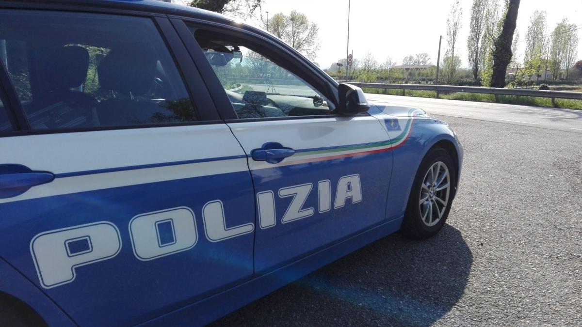Sorseggiavano birra seduti in piazza: intervento della Polizia