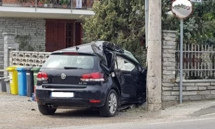 Perde il controllo della macchina e finisce contro una cancellata