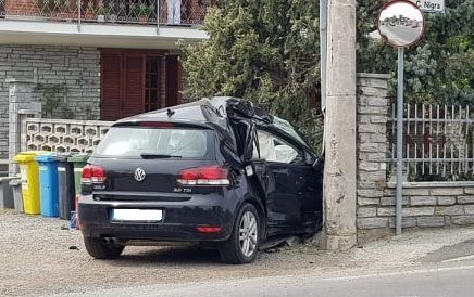 Perde il controllo della macchina e finisce contro una cancellata