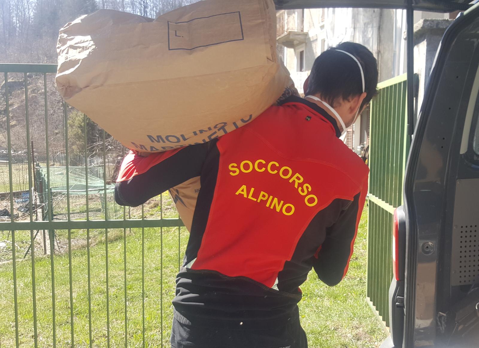 Il Soccorso Alpino consegna materiale di protezione in Canavese