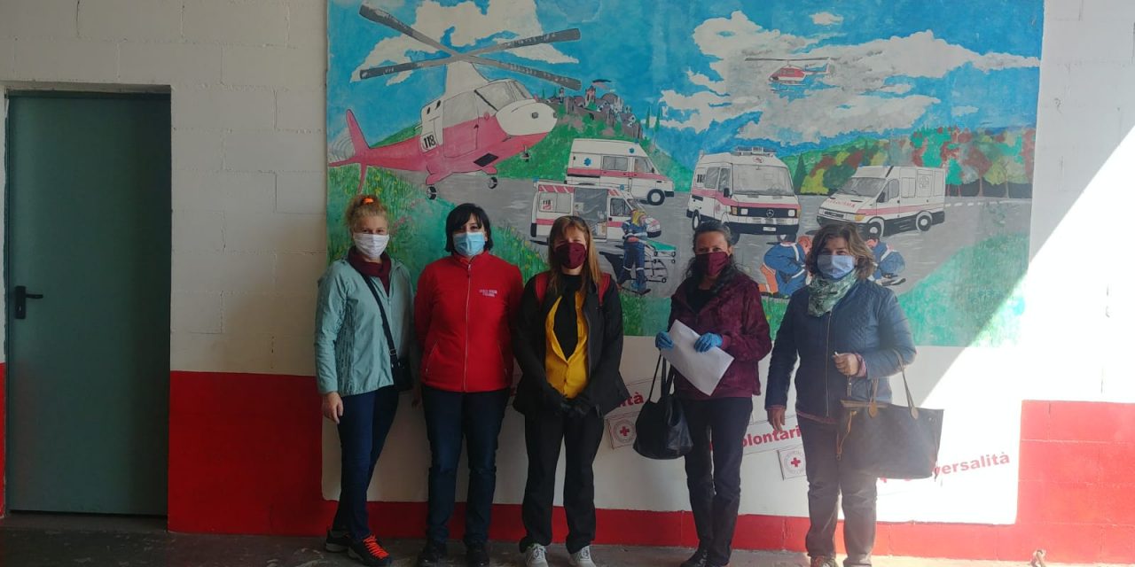 Task force di mamme a cucire mascherine